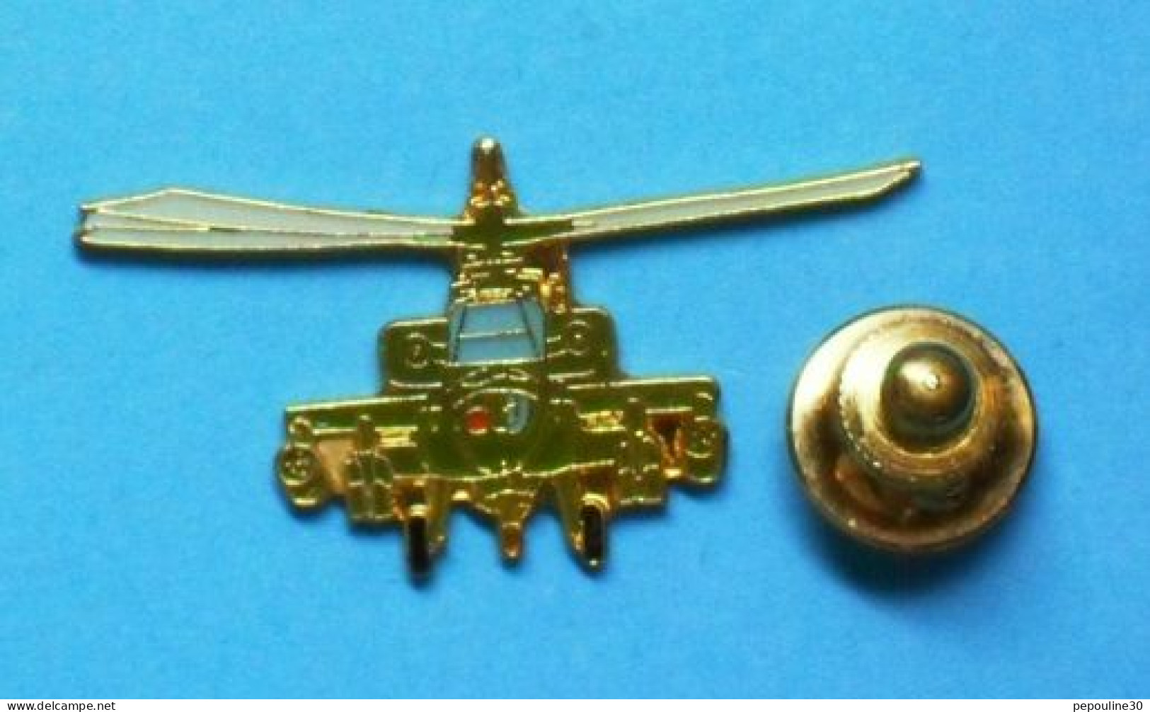 1 PIN'S  //   ** HÉLICOPTÈRE / BOEING / AH-64 APACHE ** - Militaria