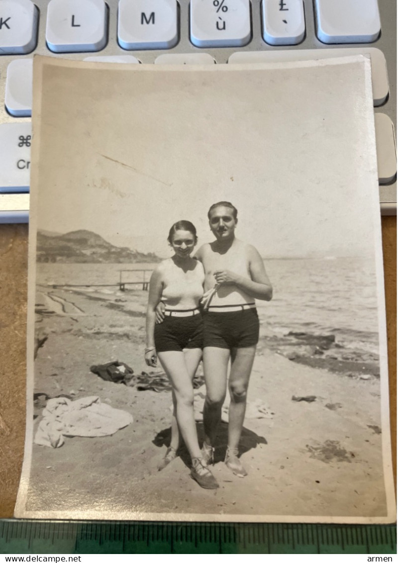 Réal Photo Pin-up Plage - Un Couple Sur La Plage - Pin-ups