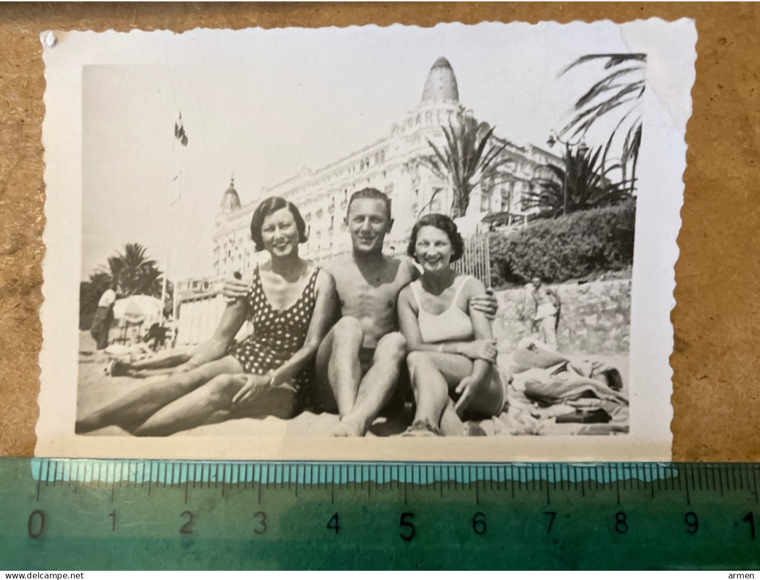 Réal Photo Pin-up Plage - Un Homme Sur La Plage Avec Deux Femmes Homme Torse Nu - Pin-ups