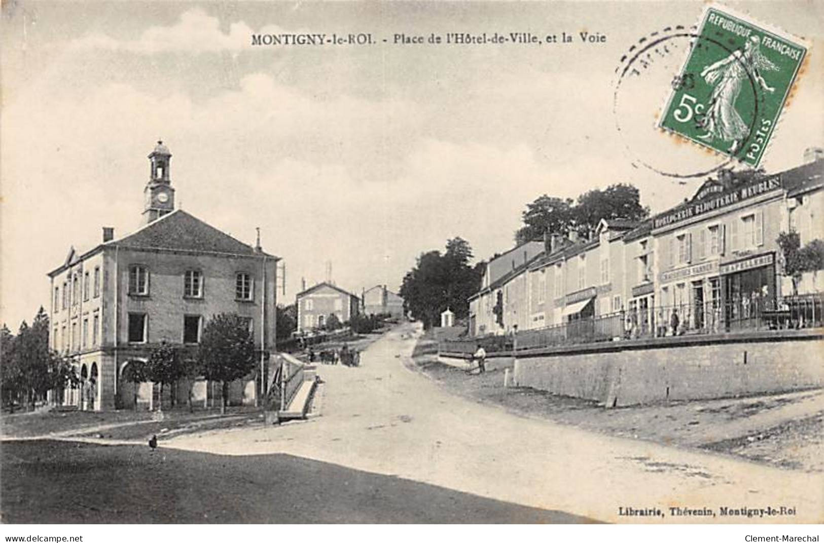 MONTIGNY LE ROI - Place De L'Hôtel De Ville, Et La Voie - Très Bon état - Montigny Le Roi