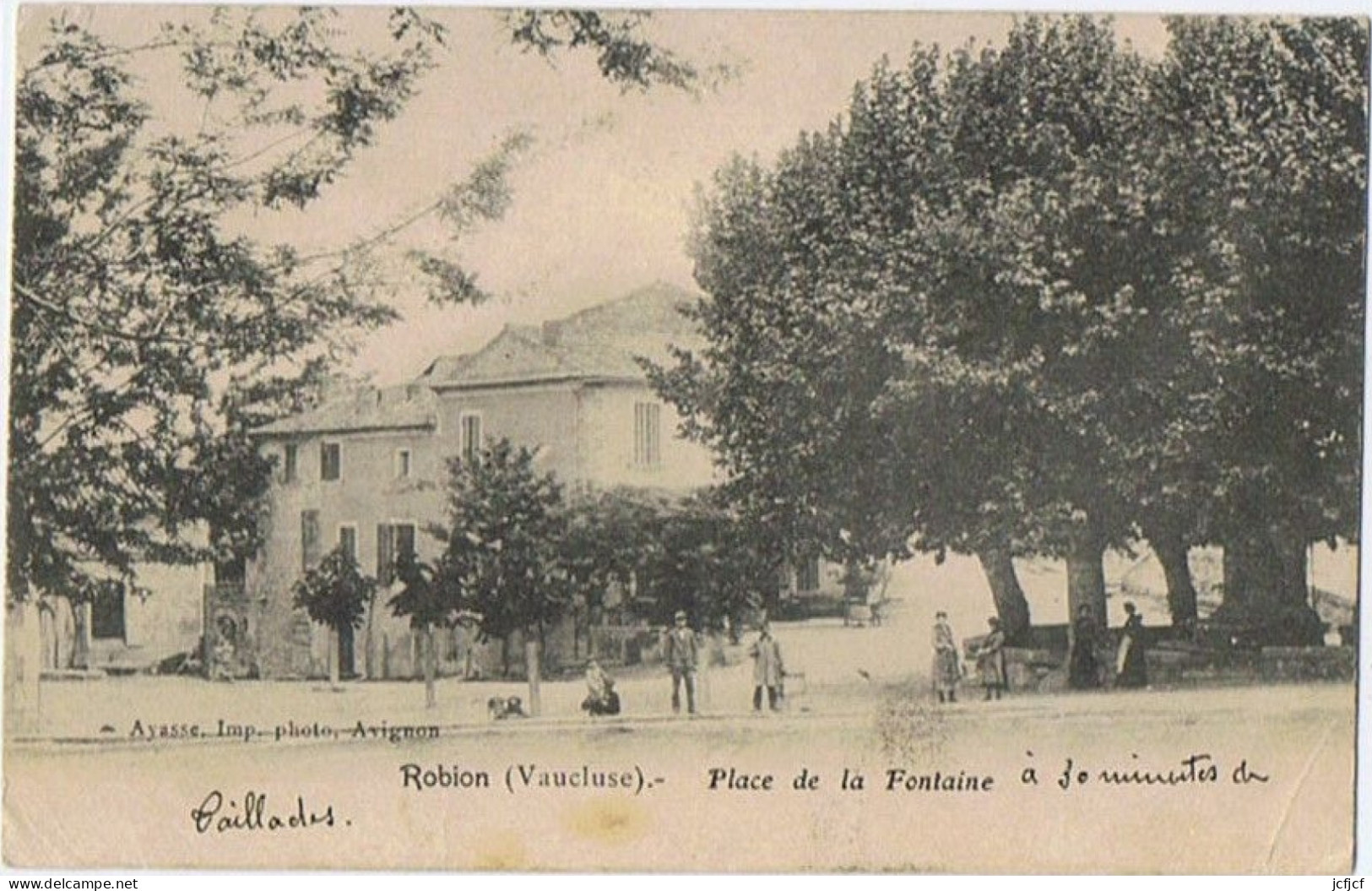 Cpa..84..ROBION..VAUCLUSE..PLACE DE LA FONTAINE - Robion