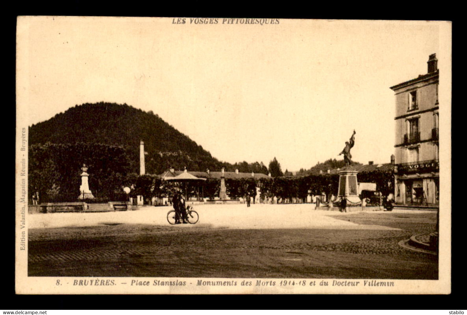 88 - BRUYERES - PLACE STANISLAS - MONUMENT AUX MORTS ET MONUMENT DU DR VILLEMIN - Bruyeres