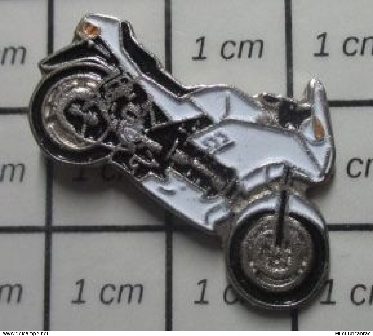 1818A Pin's Pins / Beau Et Rare / MOTOS / GROSSE MOTO SPORTIVE NOIRE ET BLANCHE - Marques