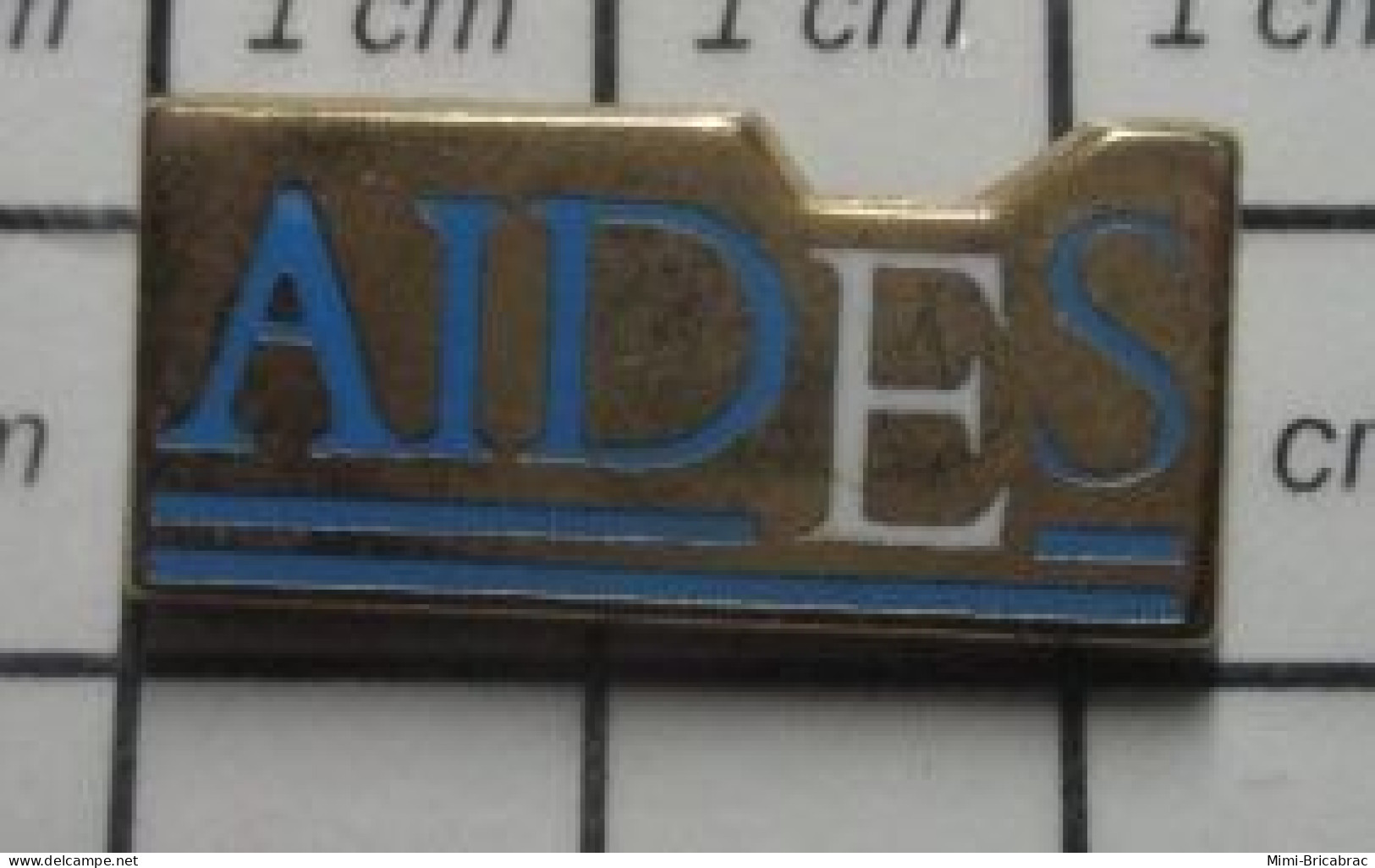 1818A Pin's Pins / Beau Et Rare / ASSOCIATIONS / ANTI SIDA AIDES AIDS Par METALDECOR - Associations