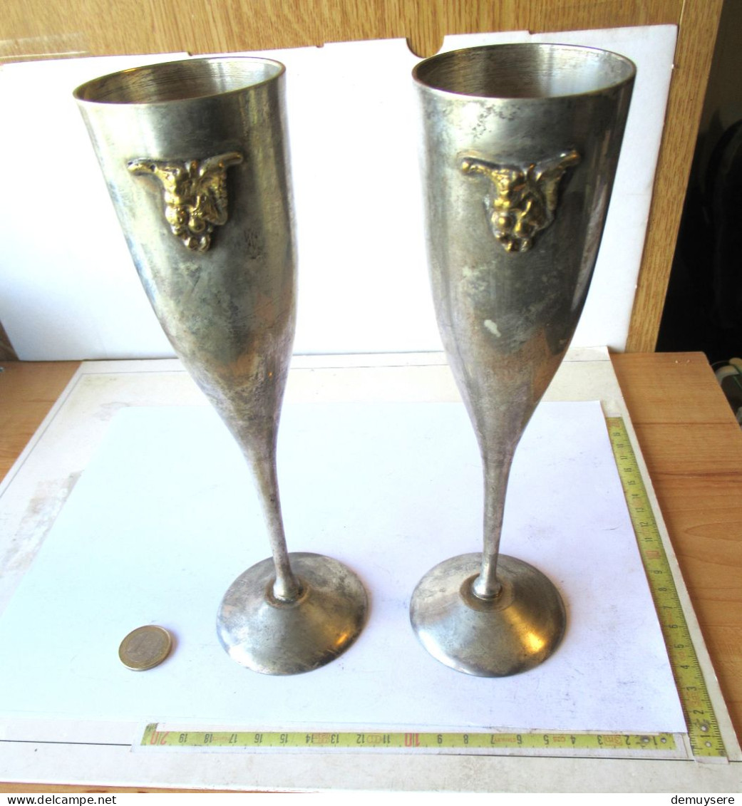 LADE 600 -  Twee Verzilverde Metalen Champagne Glazen Met Druiventrosreliëf - Deux Coupes à Champagne En Métal Argenté - Silverware