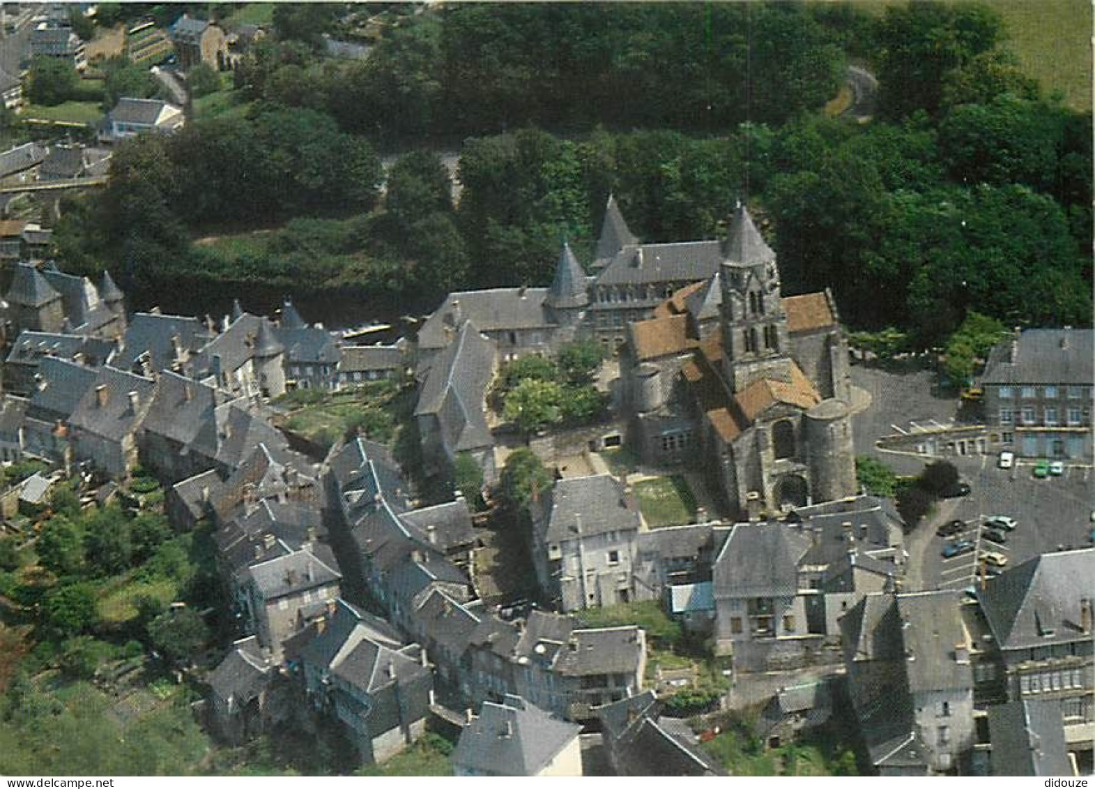 19 - Uzerche - L'église Blottie Au Cœur De La Ville, Vue D'avion - Vue Aérienne - Carte Neuve - CPM - Voir Scans Recto-V - Uzerche