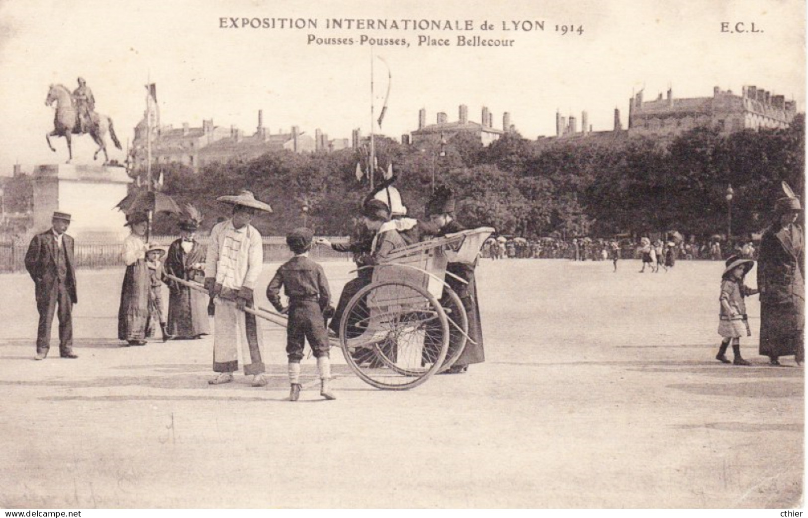 CPA  LYON 69 - EXPOSITION INTERNATIONALE - Pousses Pousses Place Bellecour - Lyon 2