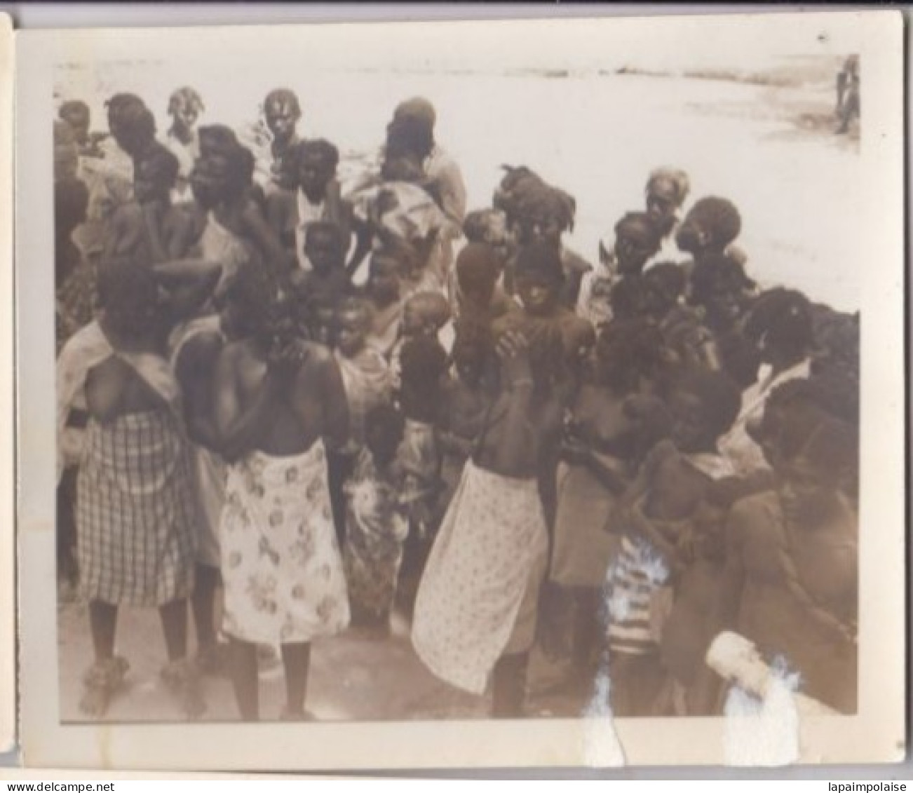 Photo  Afrique Cameroun Gabon Congo ?  Un Village Avec Autochtones Femmes Seins Nues  Réf 30241 - Africa