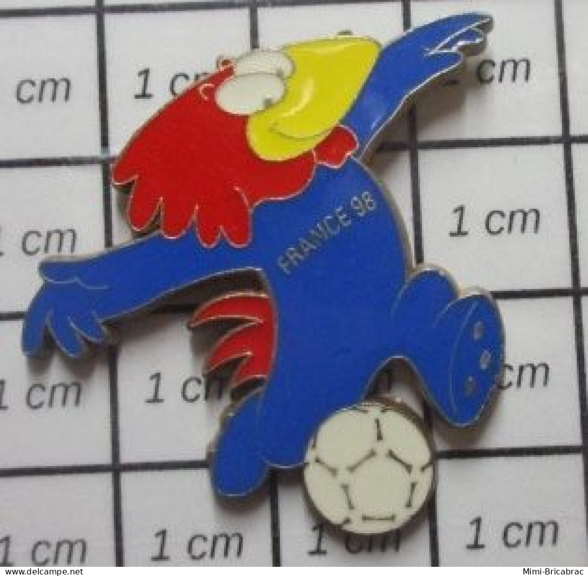 3617 Pin's Pins / Beau Et Rare / SPORTS / FOOTBALL MASCOTTE FOOTIX MONDIAL 98 Pas Arthus Bertrand - Football