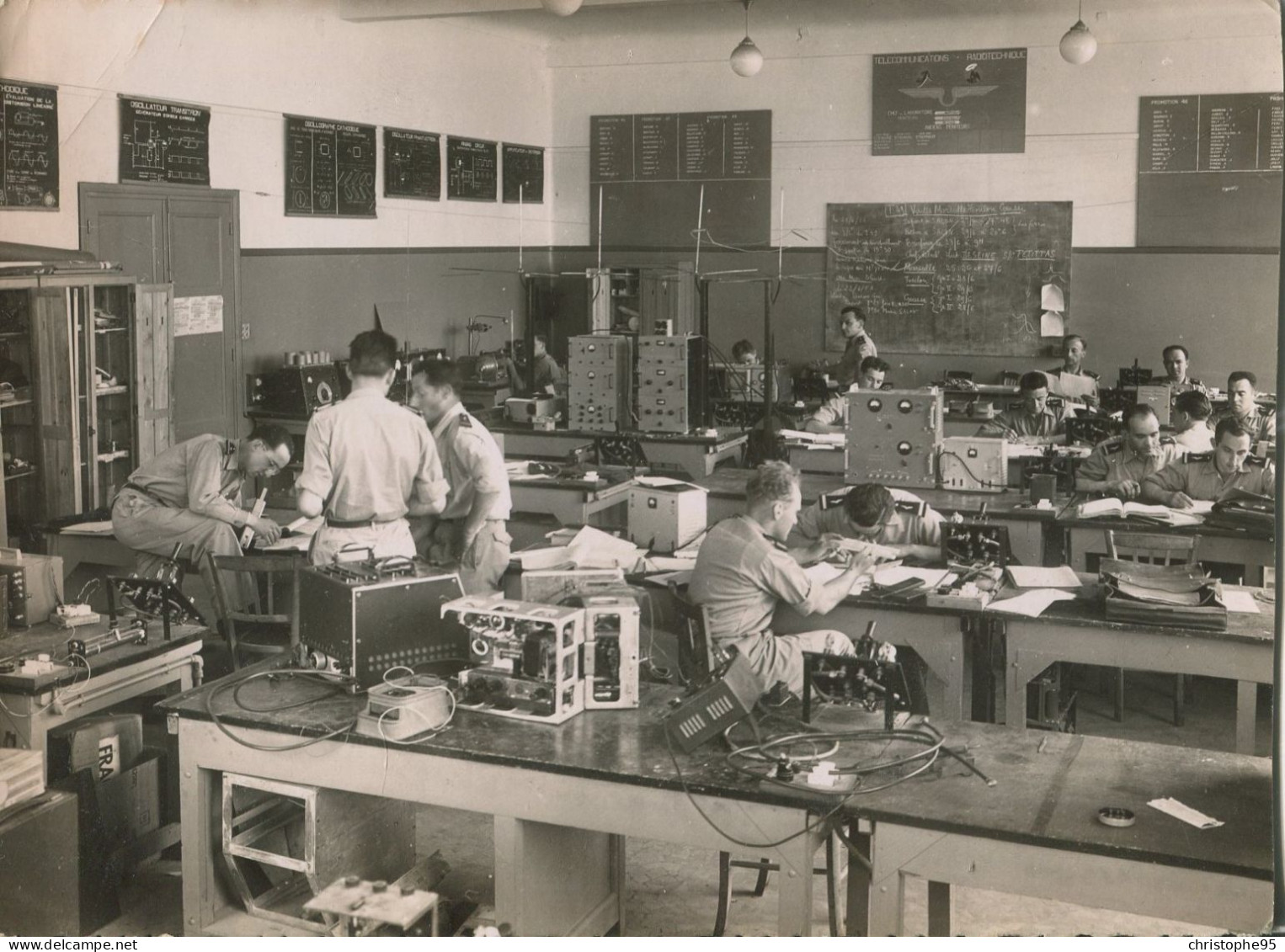 13.n° 25219. Salon De Provence . Ecole De L Air. Laboratoire Des Telecommunications. Carte Postale Photo. Cpsm. - Salon De Provence