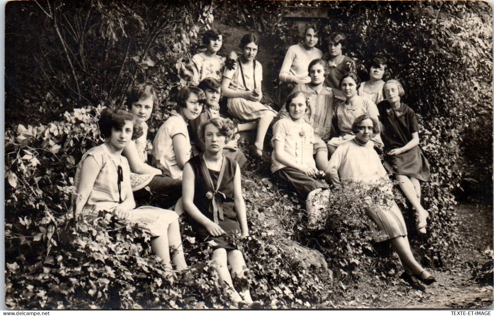 51 AY - CARTE PHOTO - Un Groupe De Jeunes Filles  - Ay En Champagne