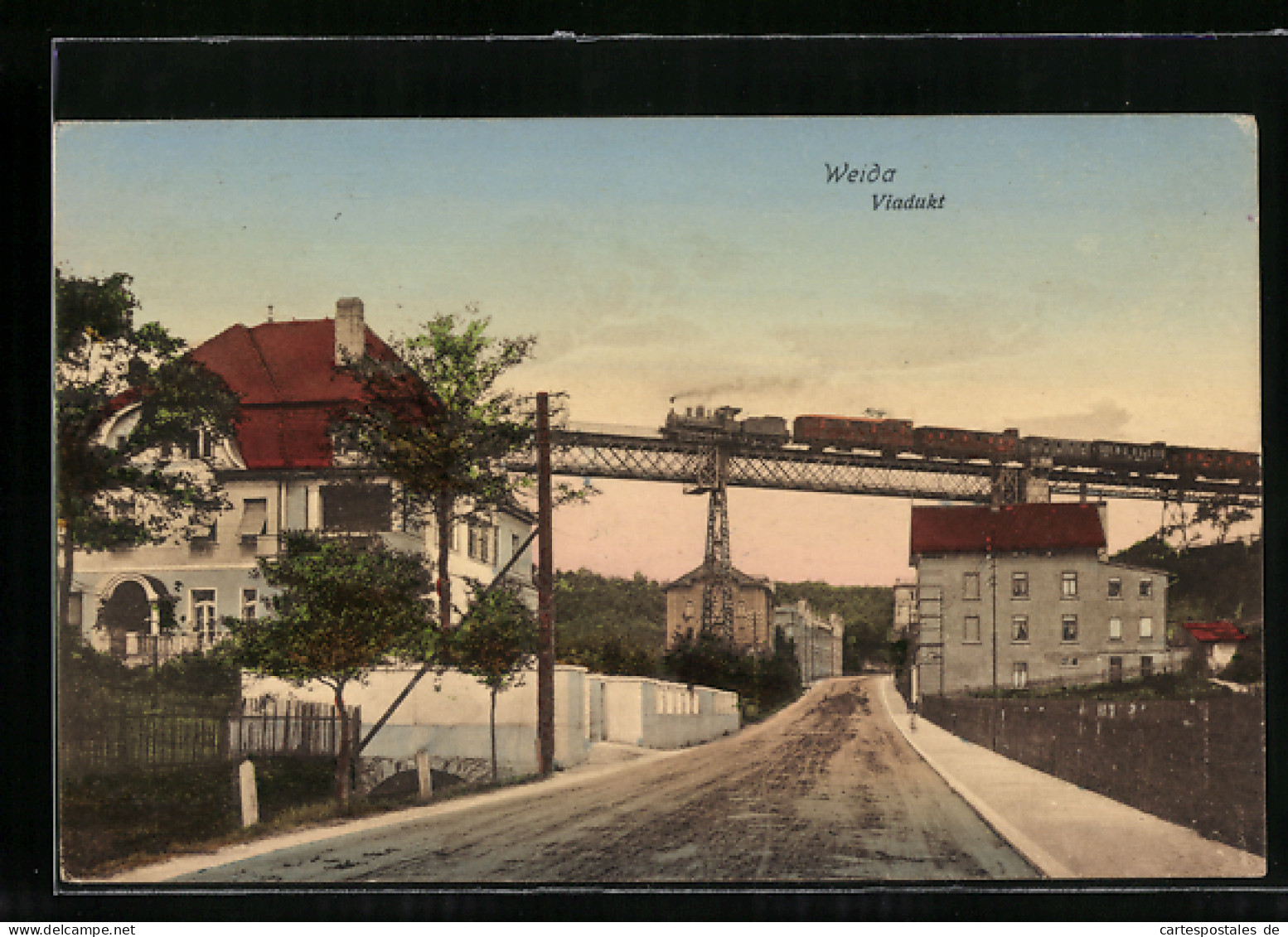 AK Weida / Thür., Strassenpartie Mit Eisenbahn-Viadukt  - Weida