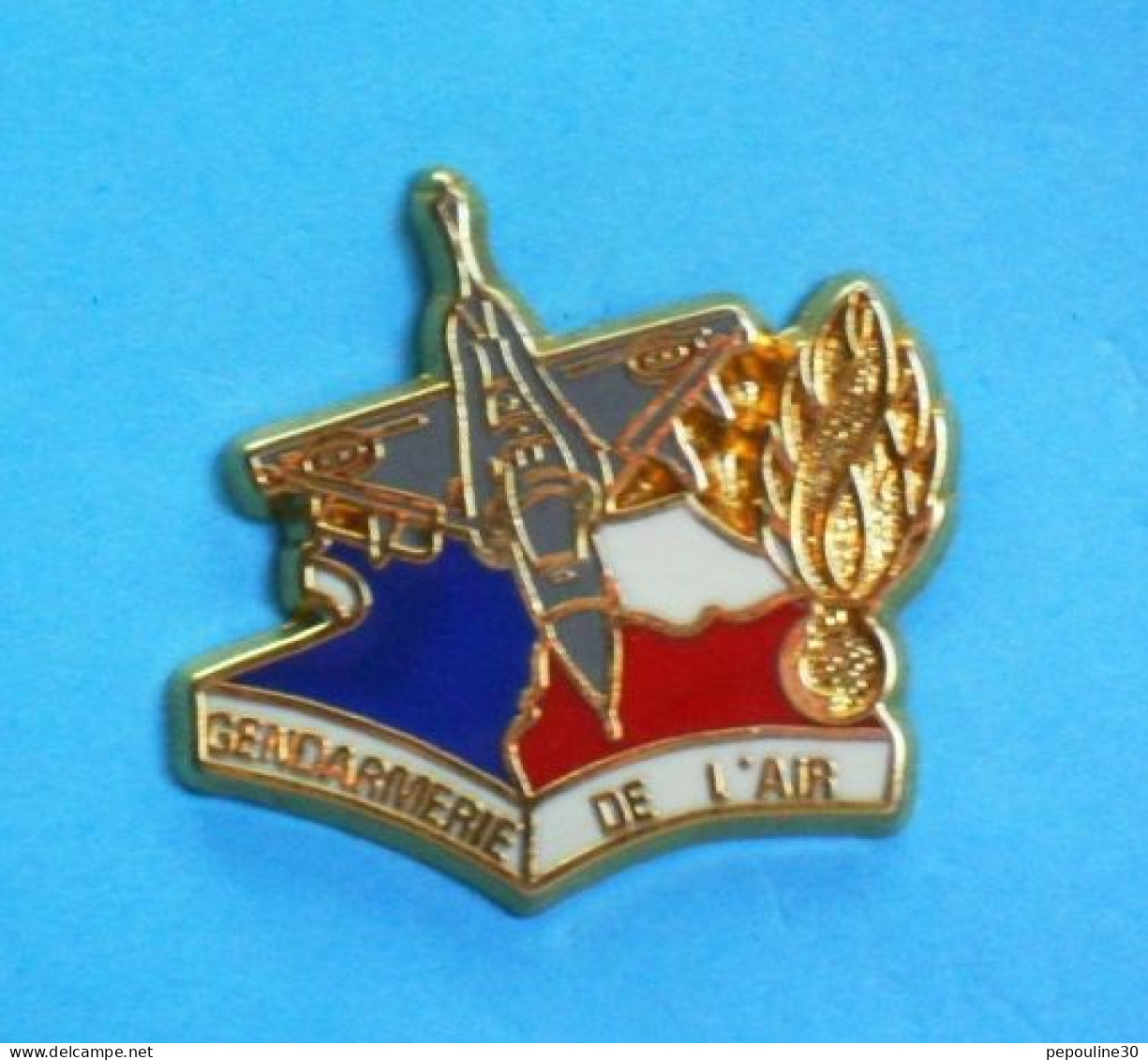 1 PIN'S //   ** GENDARMERIE DE L'AIR / AVION DE CHASSE ** . (Ballard Combs la ville) Doré