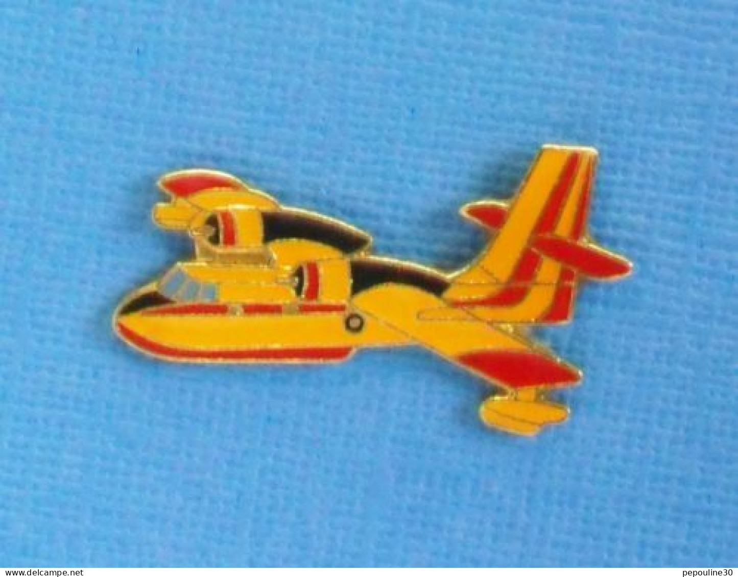 1 PIN'S //  ** AVION BOMBARDIER D'EAU / CANADAIR / 2 TURBOPROPULSEURS / PW123AF **