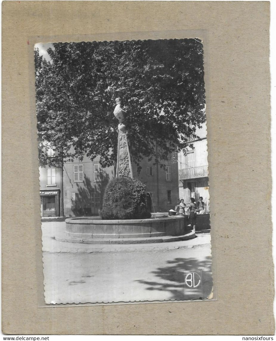 D 83.  CUERS.. LA PLACE ET VIEILLE FONTAINE.  CARTE ECRITE - Cuers