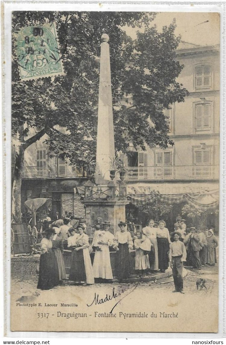 D 83.  DRAGUIGNAN.  LA FONTAINE PYRAMIDALE DU MARCHE. CARTE ECRITE BIEN ANIMEE - Draguignan