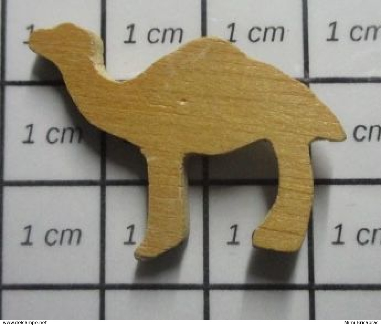 2022 Pin's Pins / Beau Et Rare / ANIMAUX / CHAMEAU EN VERITABLE BOIS D'ARBRE - Dieren