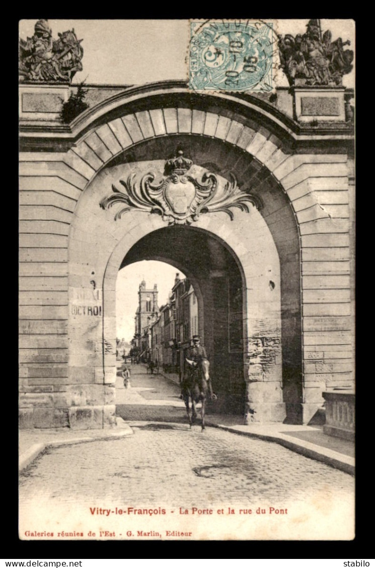 51 - VITRY-LE-FRANCOIS - LA PORTE ET LA RUE DU PONT - Vitry-le-François