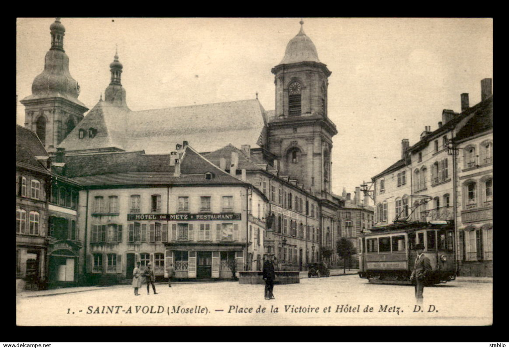 57 - SAINT-AVOLD - PLACE DE LA VICTOIRE ET HOTEL DE METZ - TRAMWAY - Saint-Avold