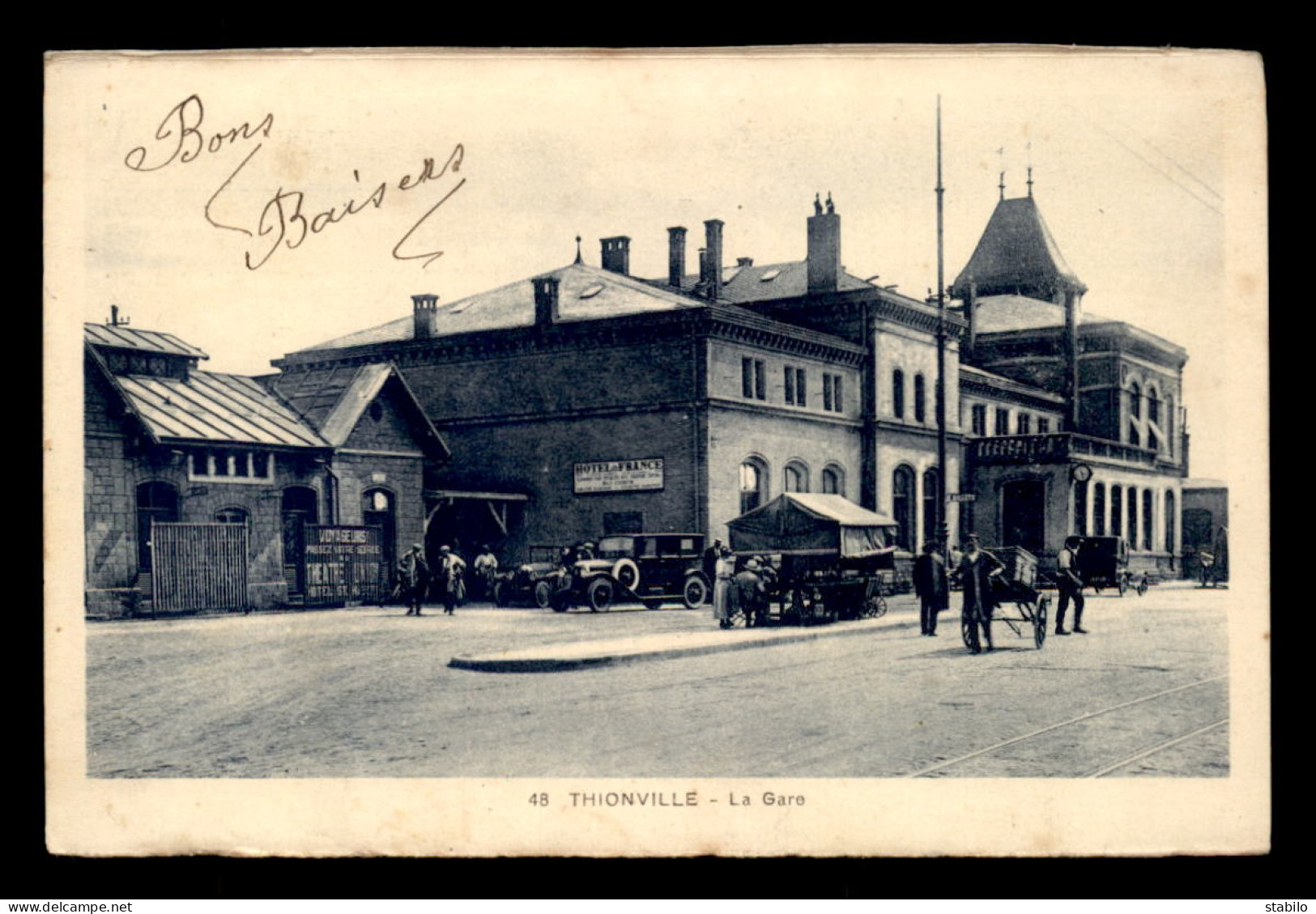 57 - THIONVILLE - FACADE DE LA GARE DE CHEMIN DE FER - AUTOMOBILES - Thionville