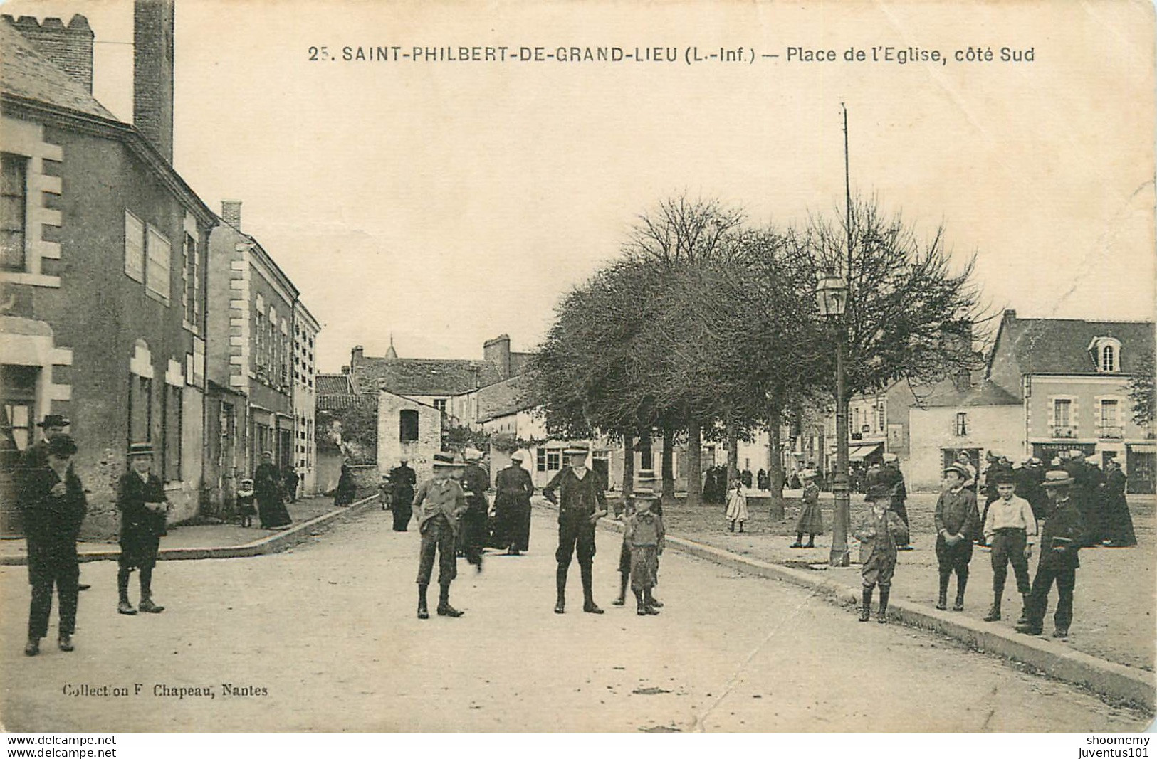 CPA St-Saint Philbert De Grand Lieu-Place De L'église-état Mauvais       L1610 - Saint-Philbert-de-Grand-Lieu