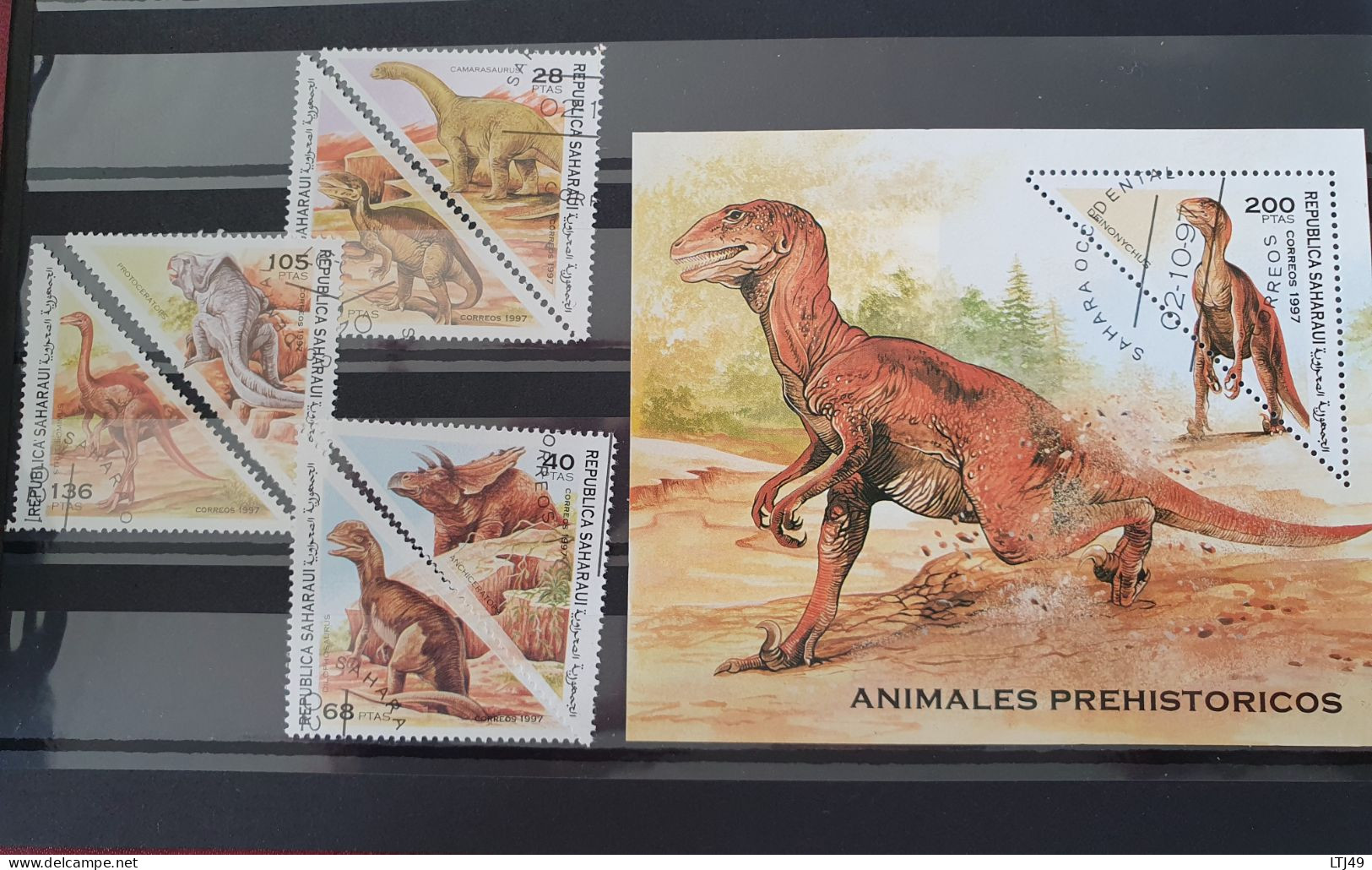 Lot de 3 albums de timbres( +2175 timbres) exceptionnel sur les thème des dinosaures/ Animaux préhistoriques