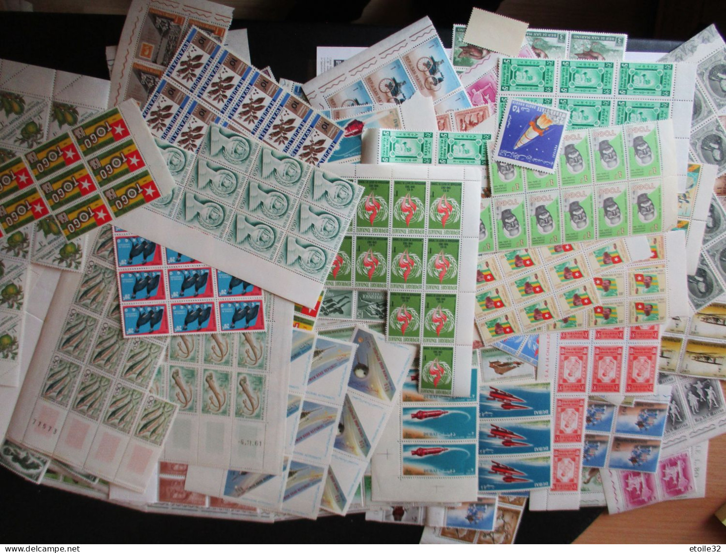 GROS LOT FEUILLES + De 1800 Timbres MNH ** + 500/600 Obl. - Sammlungen (ohne Album)