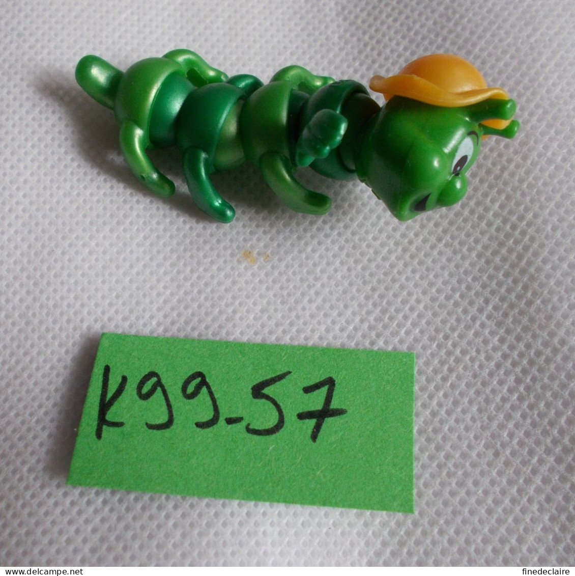 Kinder - Chenille Verte Avec Casquette Jaune - K99 57 - Sans BPZ - Mountables