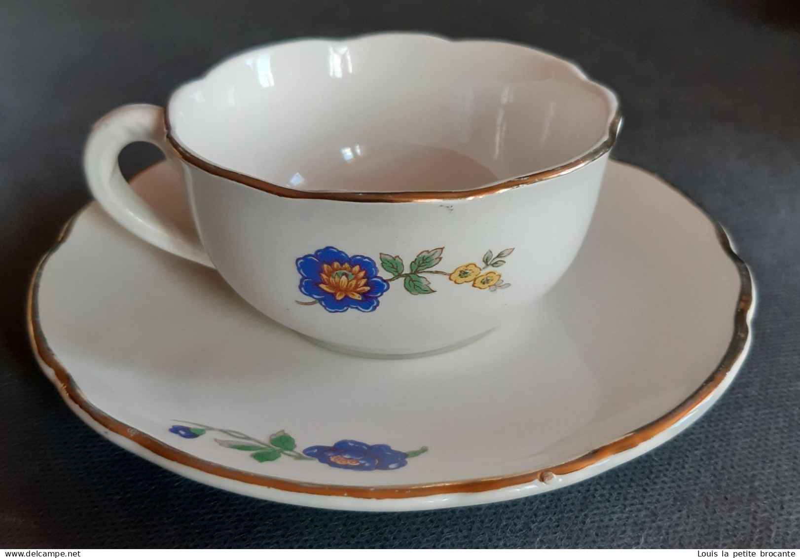 Lot 357 - 1 Tasse En Faïence De DIGOIN SARREGUEMINES, Oiseau De Paradis. Fleurs Différentes Sur Tasse Et Soucoupe - Tasas