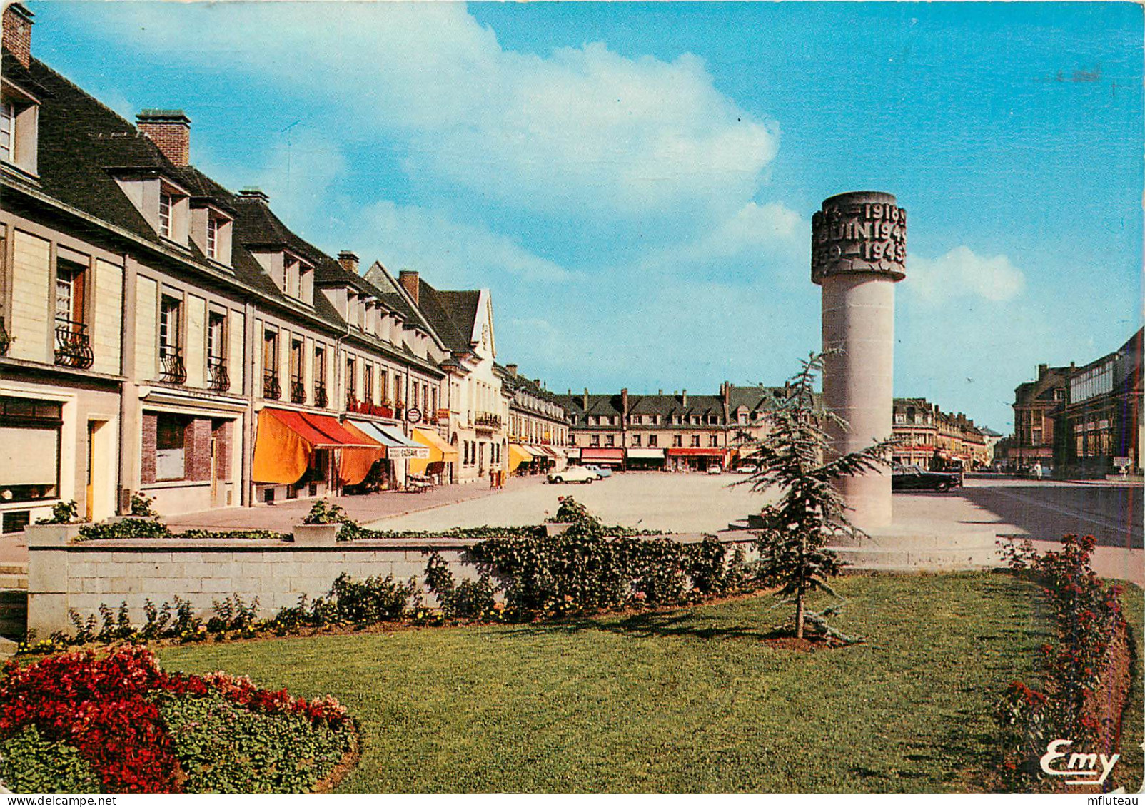 61* VIMOUTIERS  Place  Place Mackau   (CPSM 10x15cm)    RL18,0344 - Vimoutiers