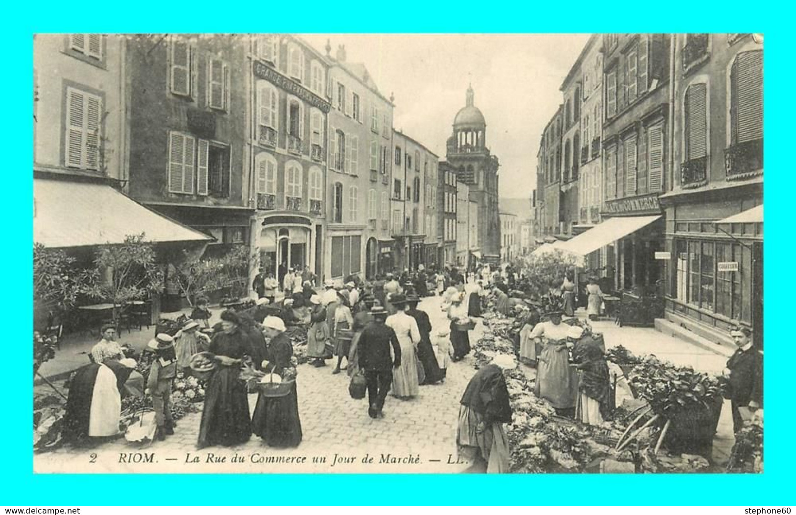 A906 / 305 63 - RIOM Rue Du Commerce Un Jour De Marché - Riom