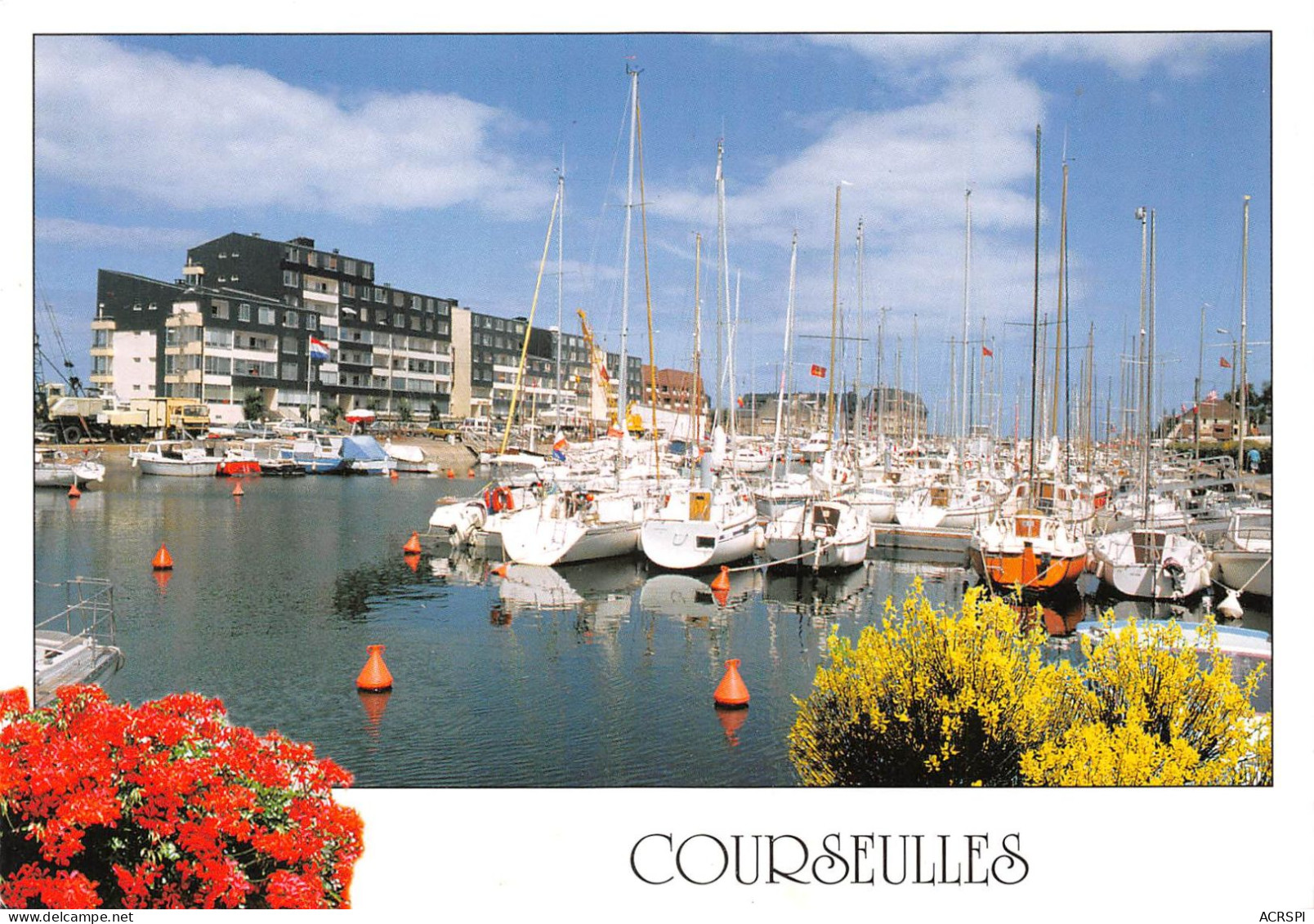 14   COURSEULLES SUR MER Le Bassin De Plaisance     (Scan R/V) N°    33    \MR8049 - Courseulles-sur-Mer