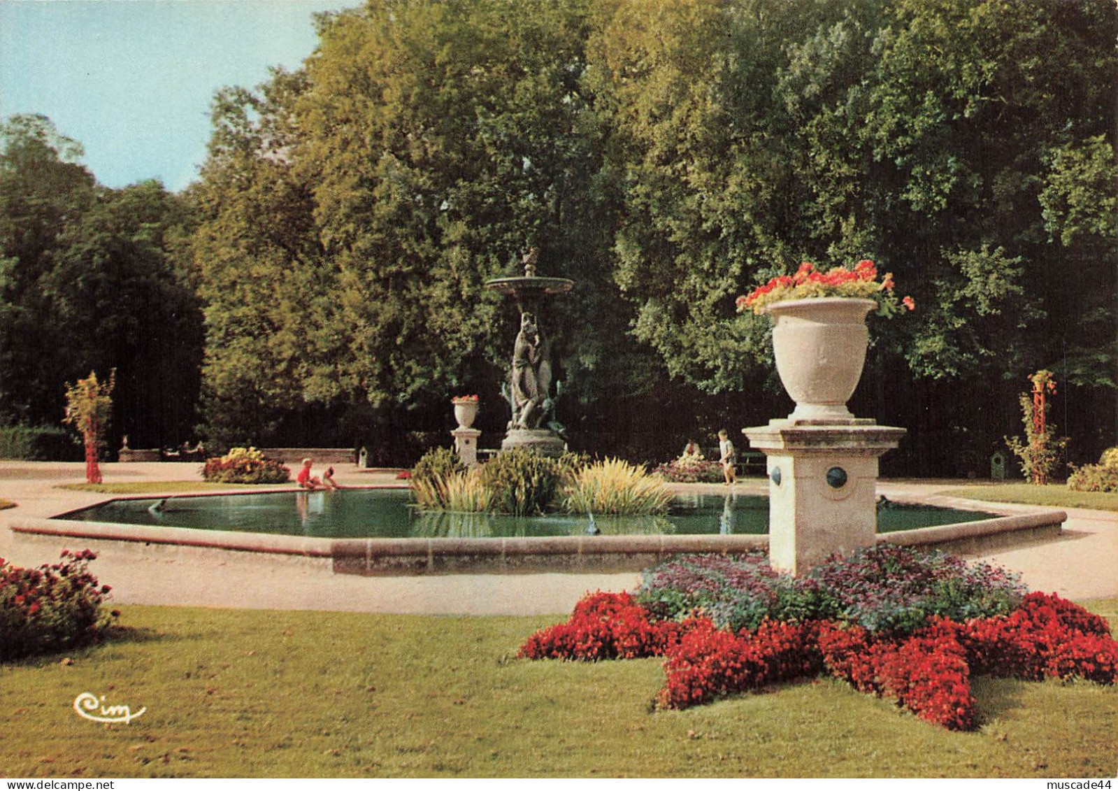 LUCON - LE JARDIN DUMAINE LE MASSIF DEVANT LES FONTAINES - Lucon