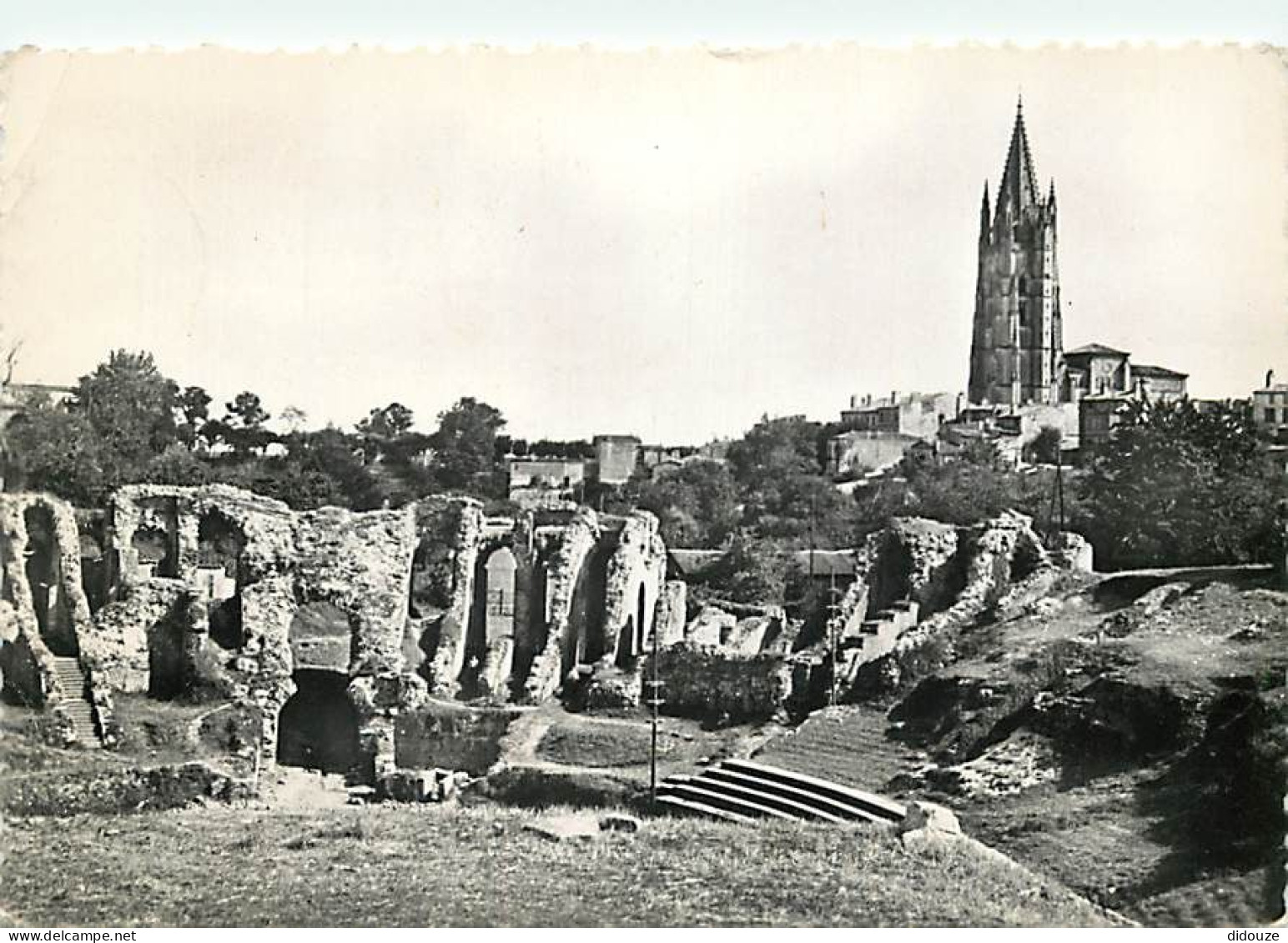 17 - Saintes - Arènes Gallo-Romaines, Au Fond, L'église St-Eutrope Xlle S. - Mention Photographie Véritable - Carte Dent - Saintes