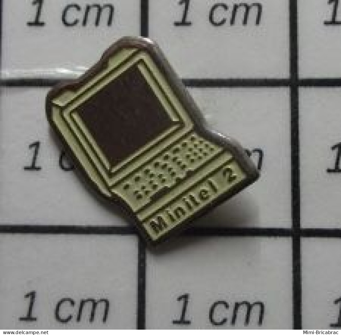 713C Pin's Pins / Beau Et Rare / INFORMATIQUE / MINITEL 2 Il Revient Et Il Veut Se Venger !! - Computers