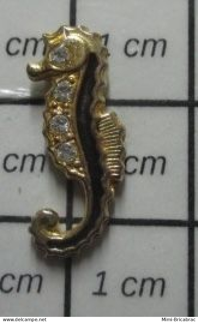 811A  Pin's Pins / Beau Et Rare / ANIMAUX / PETIT HIPPOCAMPE METAL JAUNE EMAIL NOIR ET "BRILLANTS" - Animals