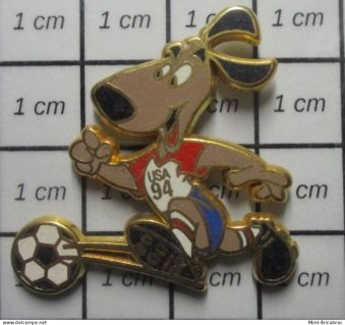 713c Pin's Pins / Beau Et Rare / SPORTS / FOOTBALL MONDIAL 94 USA MASCOTTE CHIEN Version Dorée - Football