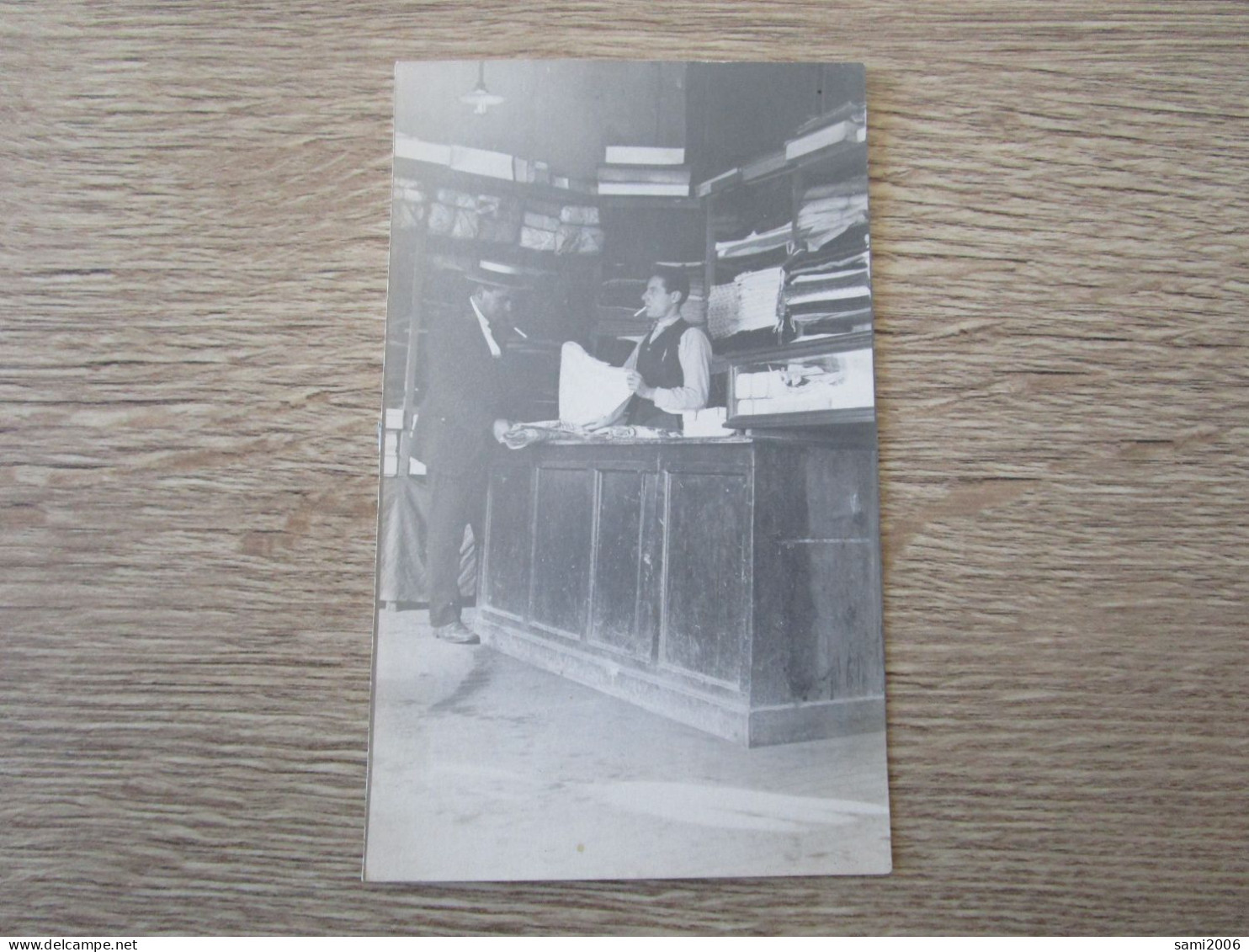 CPA PHOTO COMMERCE DRAPIER TISSUS HOMMES CIGARETTES - Shops