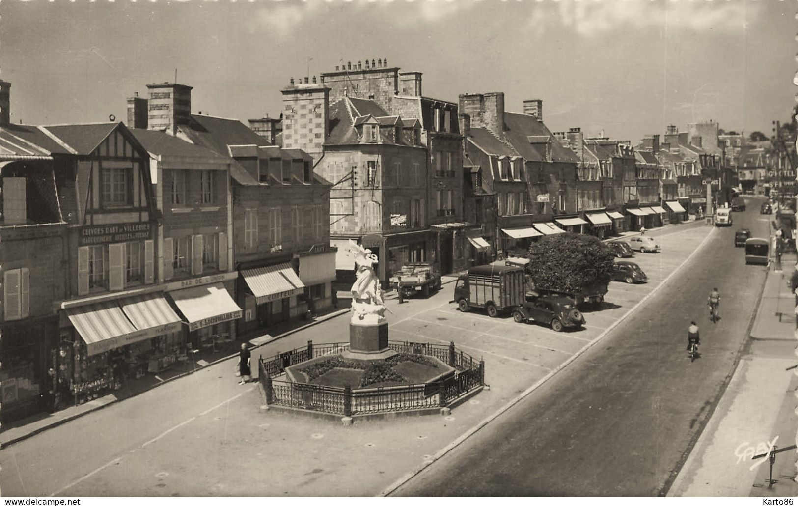 Villedieu Les Poeles * Place De La République * Commerces Magasins Camion Automobiles - Villedieu