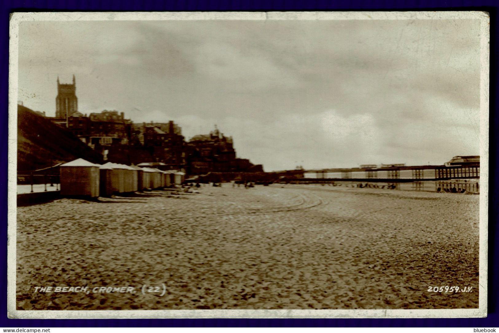 Ref 1651 - 1944 Postcard - The Beach Huts & Pier Cromer - Norfolk - Other & Unclassified