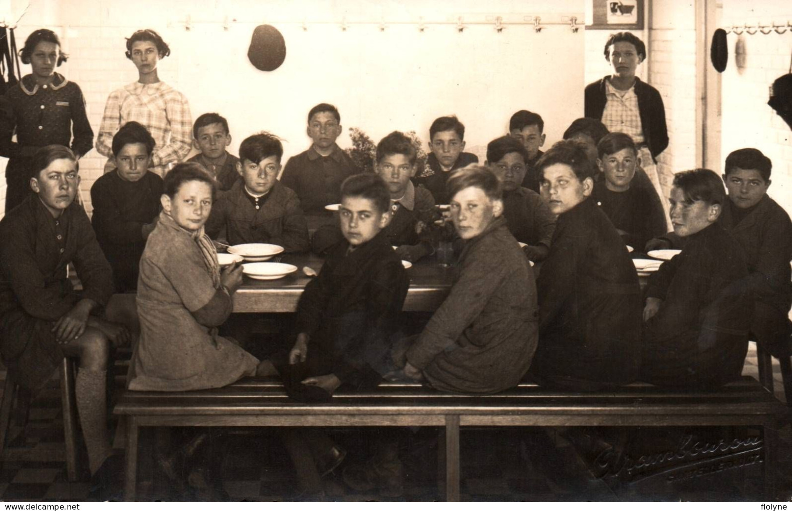 Chatellerault - Carte Photo - école , Enfant Dans Le Réfectoire Cantine - Cachet à Sec Photographe ARAMBOUROU - Chatellerault