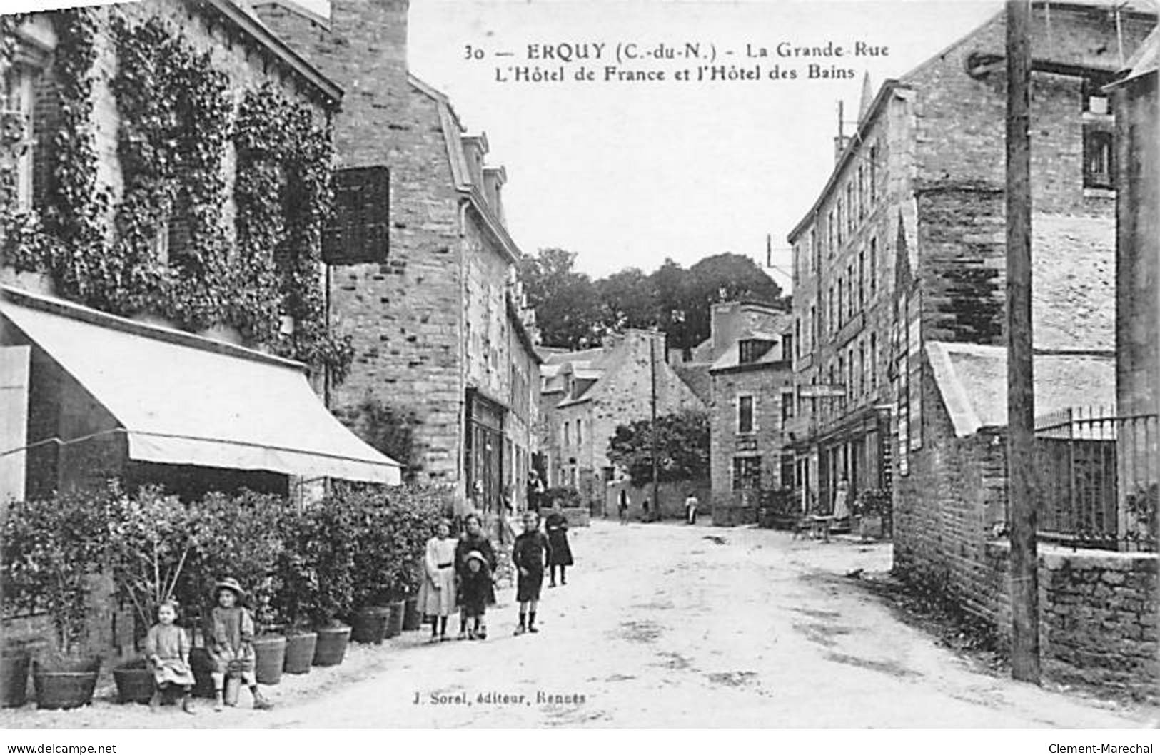 ERQUY - La Grande Rue - L'Hôtel De France Et L'Hôtel Des Bains - Très Bon état - Erquy