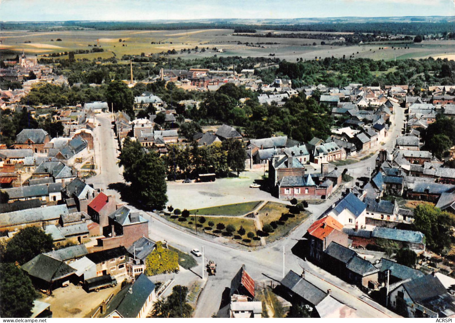 02  Sains-Richaumont  Vue Générale Aérienne Sur La Place De La Mairie  (Scan R/V) N°   25   \PB1119 - Saint Quentin