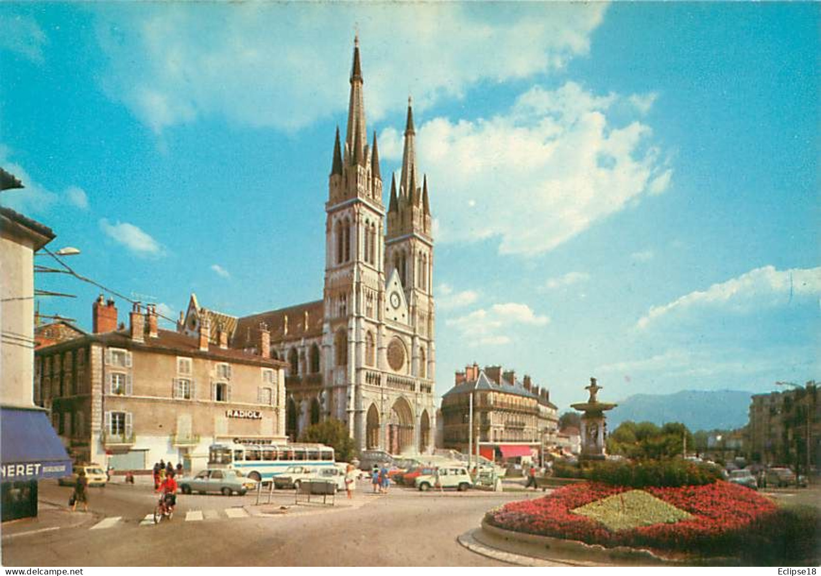 Voiron - Place De La République Et Eglise Saint Bruno    Y 249 - Voiron