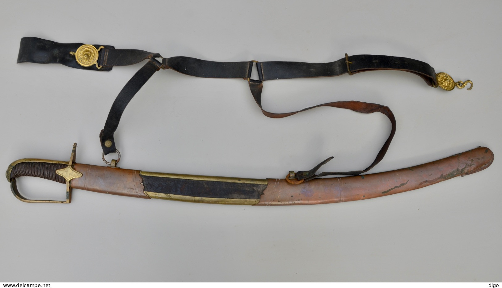 Sabre d’officier de chasseurs à cheval modèle 1792, avec son ceinturon en cuir à boucles à tête de lion en laiton doré.