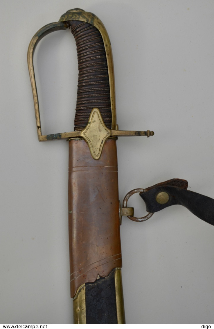 Sabre d’officier de chasseurs à cheval modèle 1792, avec son ceinturon en cuir à boucles à tête de lion en laiton doré.