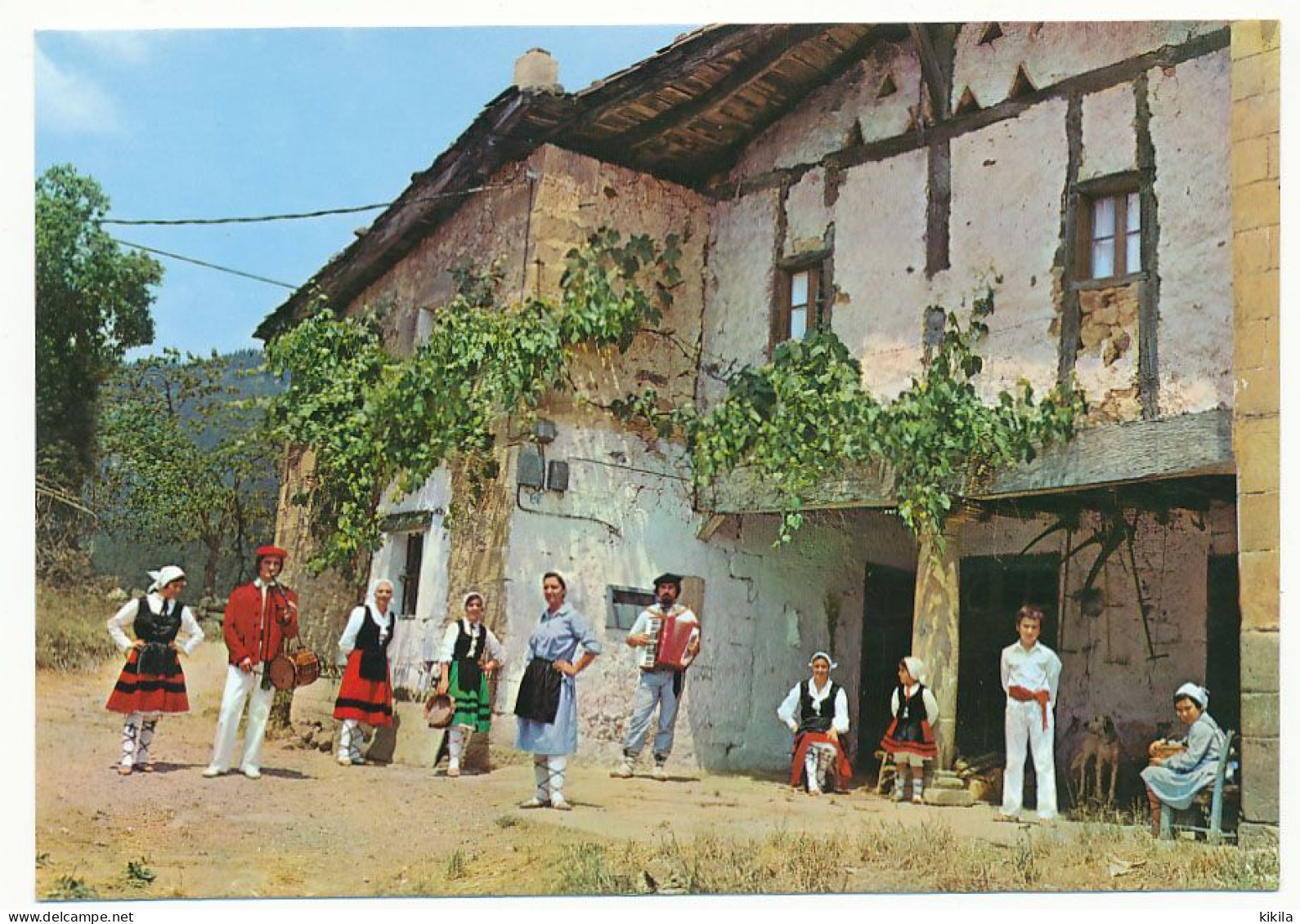 CPSM 10.5 X 15 Espagne Folklore (36) Caserio Tipico Vasco  Maison Typique Basque, Femmes, Hommes Enfant En Costumes* - Autres & Non Classés