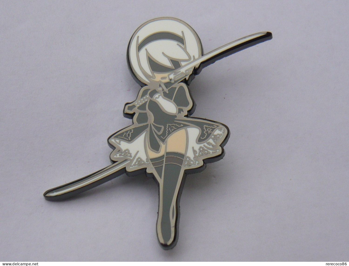 RARE BIG Pins HEROINE A2 NIER AUTOMATA MANGA PERSONNAGE PRINCIPAL 5 X 4,5 Cm 2 ATTACHES NEUF - Comics