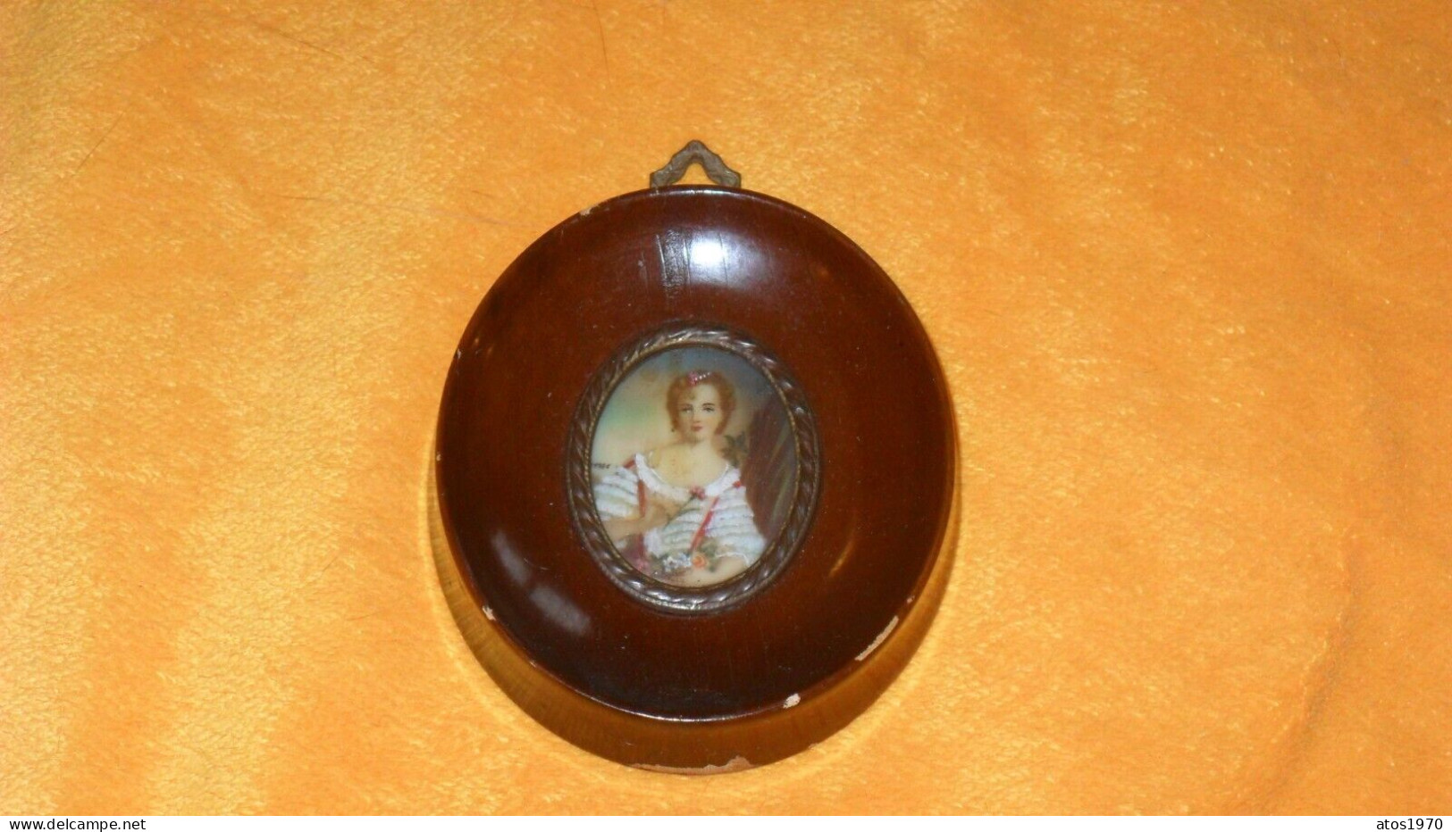 TABLEAU MINIATURE ANCIEN PORTRAIT JEUNE FEMME ELEGANTE AUX FLEURS SIGNE A IDENTIFIER - Sonstige & Ohne Zuordnung