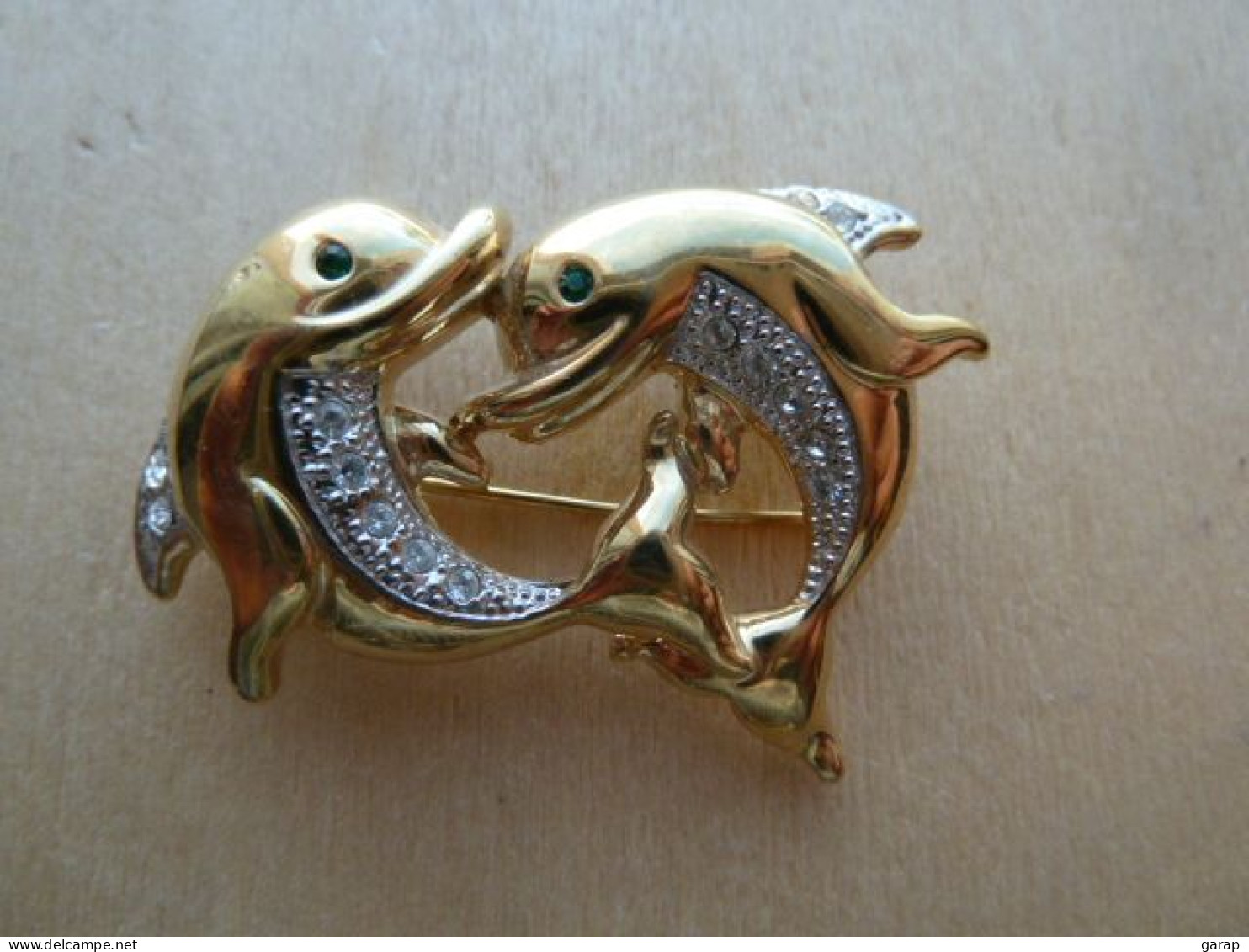 Broc-Broche Métal Doré :couple De Poissons Ventre Et Nageoires Sertis De Brillants Incolores, Yeux Avec Brillant Vert - Andere & Zonder Classificatie